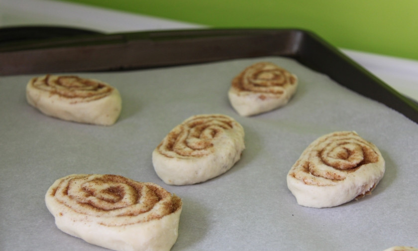 1. Этап. Булочки на скорую руку без дрожжей: Выстилаем пергаментом противень и выкладываем на него булочки. В разогретой до 220 градусов духовке выпекаем их минут 15. Можно и 20, только смотрите, чтобы они не подгорели.