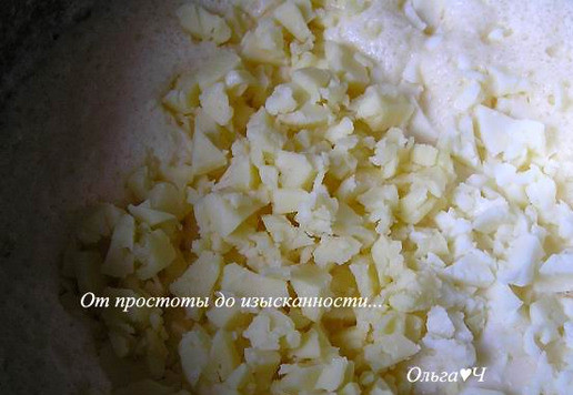 1. Этап. Сырно-чесночные булочки Два сыра: Добавьте оба вида сыра раскрошенные или натертые на терке, перемешайте, влейте растопленное сливочное масло, перемешайте.