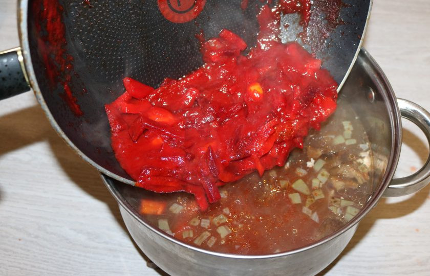 1. Этап. Борщ с карасями: В бульон с грибами добавьте обжаренные овощи.