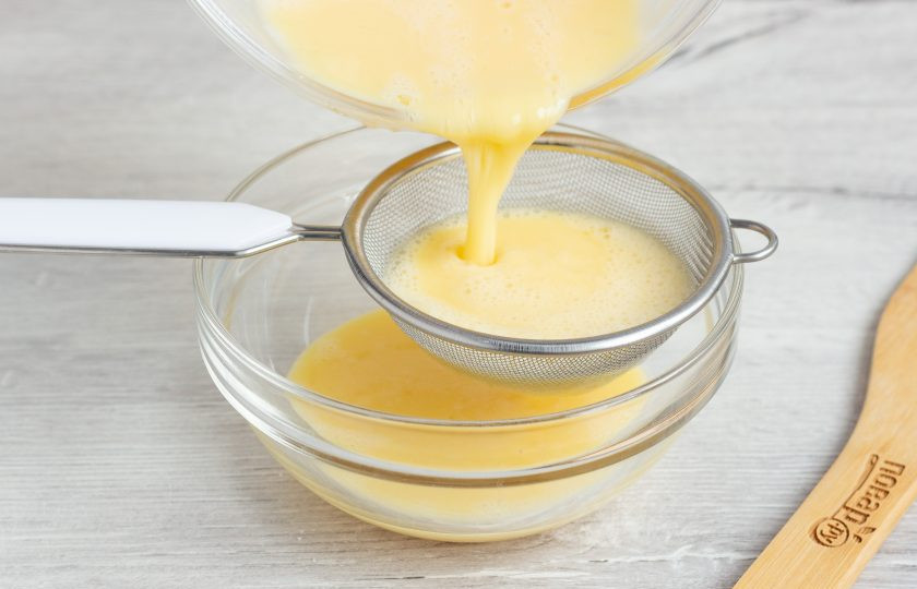 1. Этап. Омлет Тамаго: Теперь очень важный момент. Процедите взбитые яйца через сито.