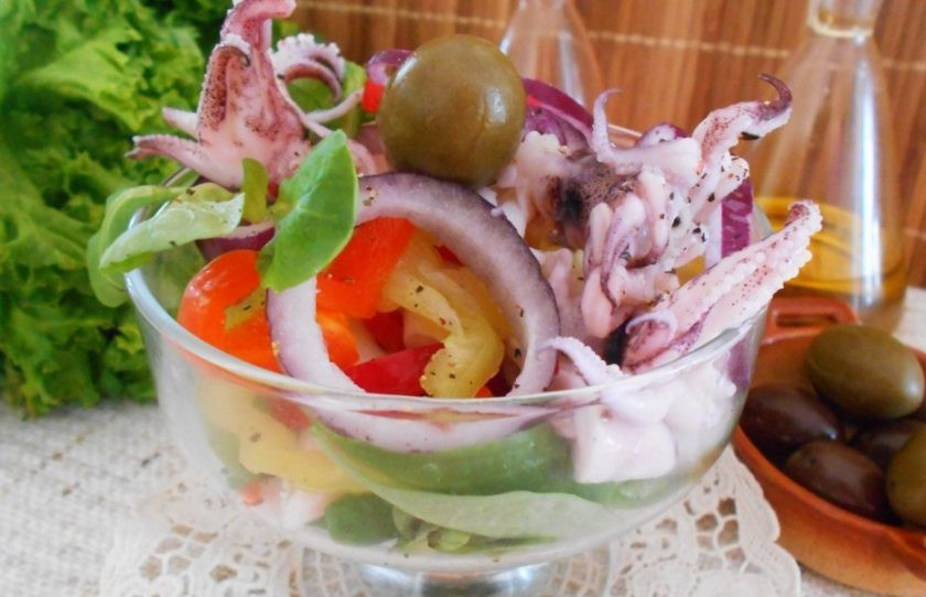 1. Этап. Кальмары постные: Оставьте салат на 30 минут в холодильнике, чтобы он пропитался. Можете добавить другие морепродукты и оливки. Приятного аппетита!