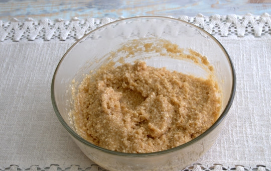 1. Этап. Халва кунжутная: 4. В миске соединяем измельченные семена кунжута и обжаренную муку, вливаем сладкий сироп и перемешиваем.