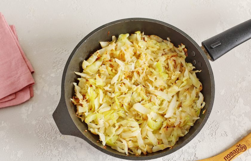 1. Этап. Белокочанная капуста в сыре в духовке: Тушите периодически помешивая до готовности. В конце посолите капусту по вкусу. Если капуста дала много сока, то откиньте ее на дуршлаг или тушите до полного выпаривания жидкости.