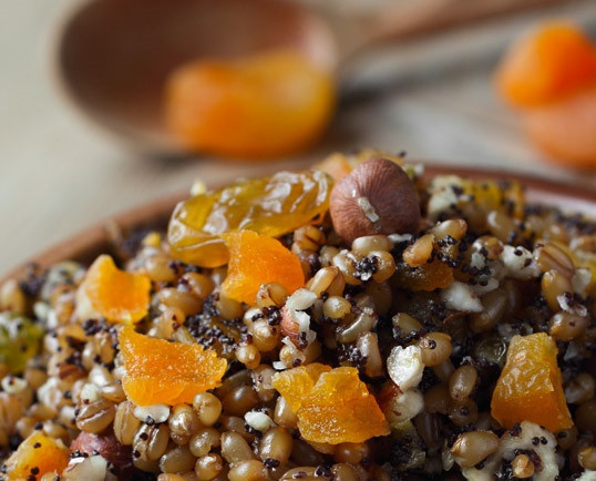 1. Этап. Кутья с изюмом: Все готово, можно подавать кутью на стол. Сверху украсьте курагой, изюмом и орешками. Приятного аппетита!