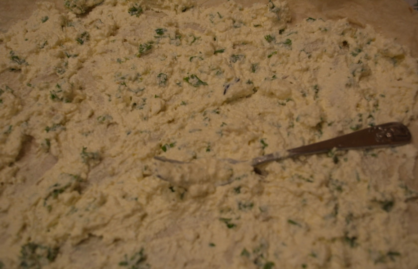 1. Этап. Ачма из лаваша с творогом: На тонкий лаваш распределите творожную массу. У меня лаваш небольшого размера. Я творожную массу поделила на 3 части и нанесла на каждый лист лаваша. После скрутила лаваш рулетом (каждый отдельно) и уложила в форму 