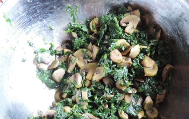 1. Этап. Запеканка из шпината и сыра: Добавляем на сковороду немного растительного масла и шпинат. Держим на сковороде две минуты, чтоб шпинат просто потерял объем и стал мягким. Перекладываем все в тарелку.