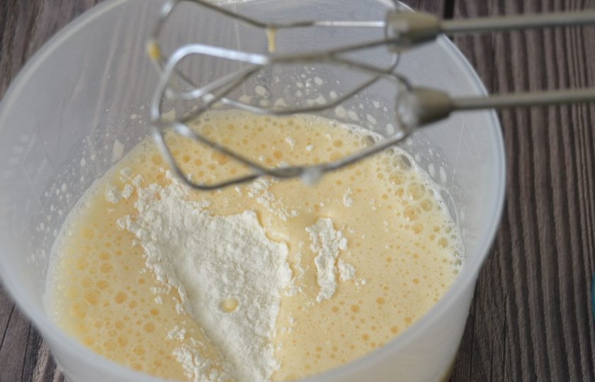 1. Этап. Бисквитный рулет с яблоками: Взбейте яйца с сахаром в пышную пену, частями добавьте муку, продолжая взбивать.