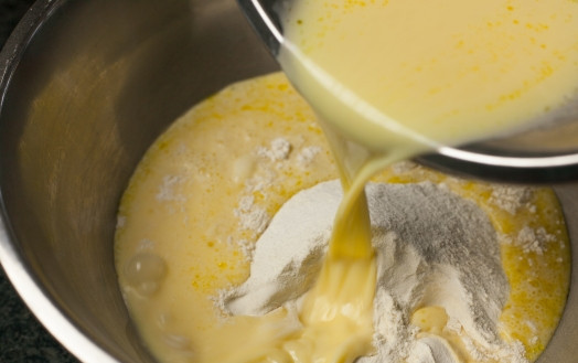 1. Этап. Оладьи с черникой: Отдельно смешиваем яйца, молоко, порошок для выпечки, оливковое масло и соль. И выливаем в муку.