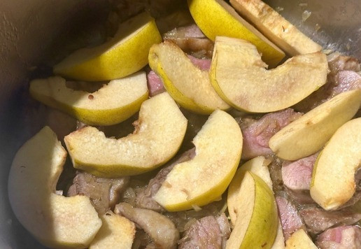 1. Этап. Утиная грудка в капусте: Потом айва в ход пошла. Если нет айвы, можно яблоко взять. Лучше кисловатое. Айву чистить я не стал, но сердцевину надо убрать обязательно и нарезал осьмушками. Поверх утятины с луком аккуратно разложил.