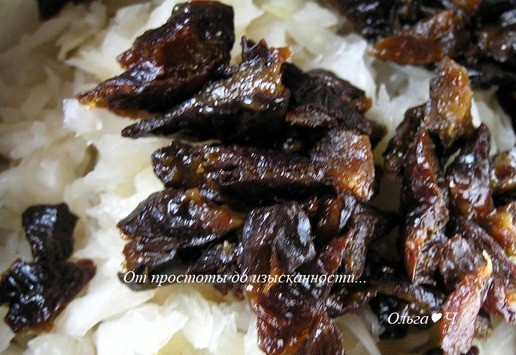 1. Этап. Салат из квашеной капусты с черносливом: Добавьте нарезанный чернослив.