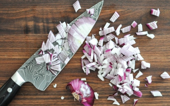 1. Этап. Салат с фрикадельками: Очистите и мелко нарежьте красный лук.