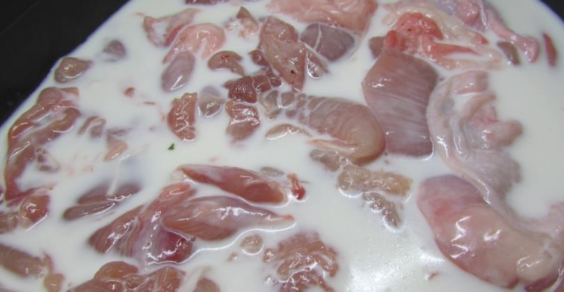 1. Этап. Фарш из курицы: Курицу залейте молоком. Добавьте чеснок. Оставьте её в холодильнике на 2 часа.