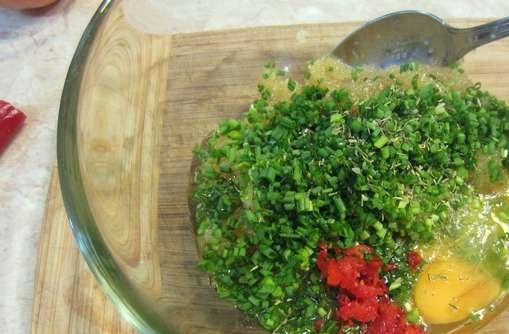 1. Этап. Оладьи из щучьей икры: Смешайте лук, красный и молотый перец, икру, 50 мл. масла, соль, тимьян, желтки. Хорошо перемешайте.