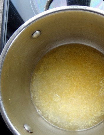 1. Этап. Полента в беконе на гриле: Вскипятить воду, добавив щепотку соли и чуточку сахара. Высыпать поленту.