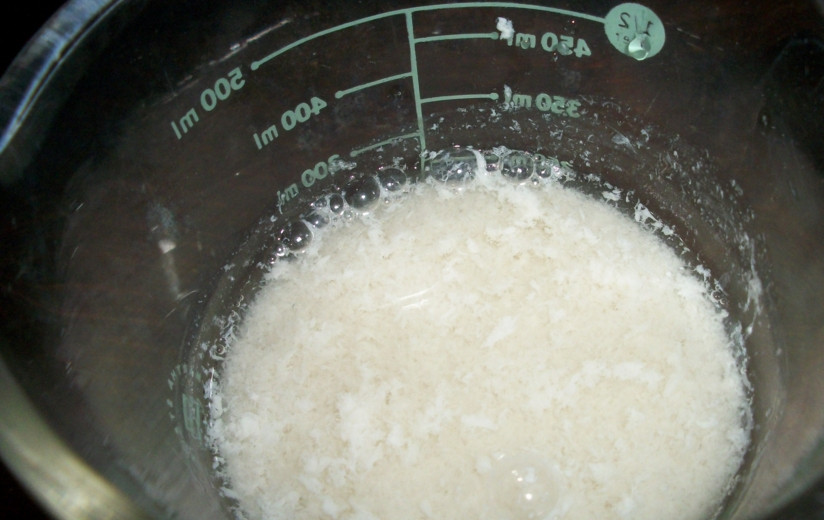 1. Этап. Дрожжевые оладьи на простокваше: 1. Простоквашу немного нагреем, растворим в ней соду. Ждем, чтоб пошла реакция. Воду тоже греем, разводим дрожжи с сахаром. Затем соединим две булькающие смеси, добавим муку. Вымешаем примерно вот такое тесто.