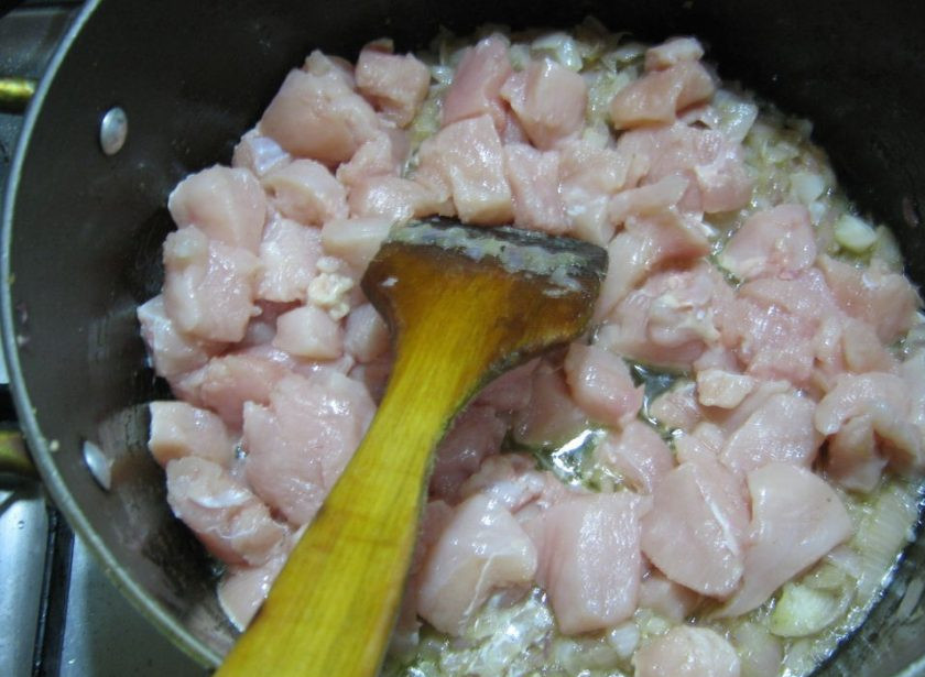 1. Этап. Курица, тушенная в кефире: 4. Выкладываю мясо к луку в кастрюлю и перемешиваю, обжариваю 10 минут.