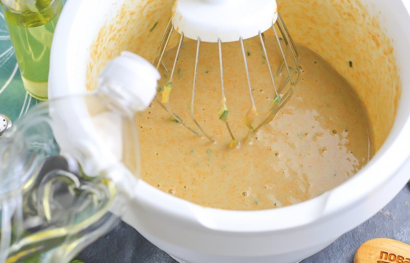 1. Этап. Взбитая икра карася: Тонкой струйкой начните вливать растительное масло, точно так же, как при приготовлении майонеза. Не прекращайте взбивать массу на самой высокой скорости. Спустя 5-6 минут масса еще больше посветлеет и загустеет. В самом конце влейте лимонный сок или уксус, перелейте взбитую икру карася в соусник или пиалу и охладите в холодильнике не менее 2 часов.