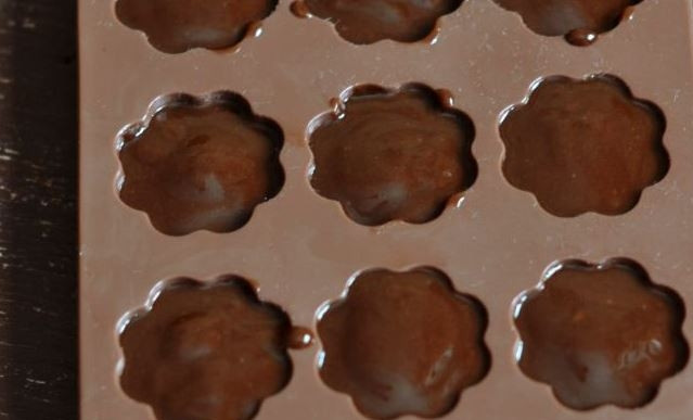 1. Этап. Конфетки: Оставшейся шоколадной массой заполните формочки для конфет до верха. Поставьте их в холодильник и держите их там до тех пор, пока конфеты полностью не застынут.