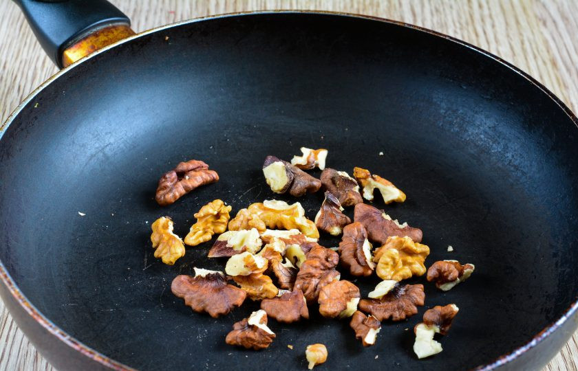 1. Этап. Салат из свеклы и редиса: Обжарьте грецкие орехи на сухой сковороде.