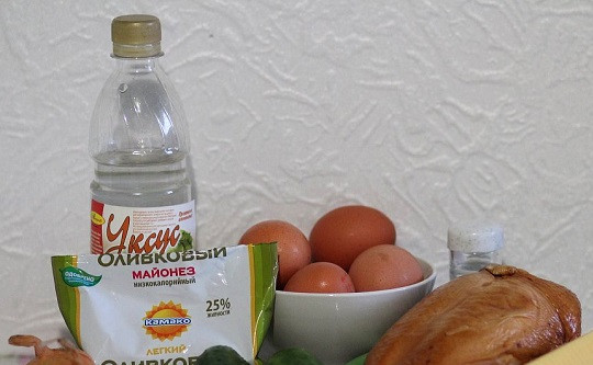 1. Этап. Салат из копченой грудки: 1. Перед вами все необходимые ингредиенты для приготовления этого блюда. Первым делом нужно отправить варить вкрутую яйца.