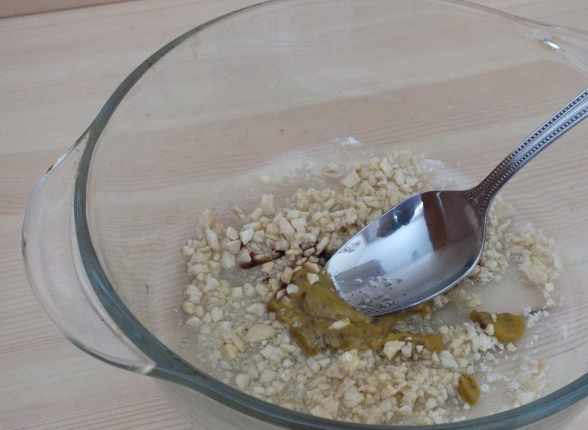 1. Этап. Салат из зеленой фасоли с орехами: В глубоком салатнике растолките 1/2 часть от указанного количества орехов. Добавьте к ним горчицу, бальзамический уксус, растительное масло и перемешайте.