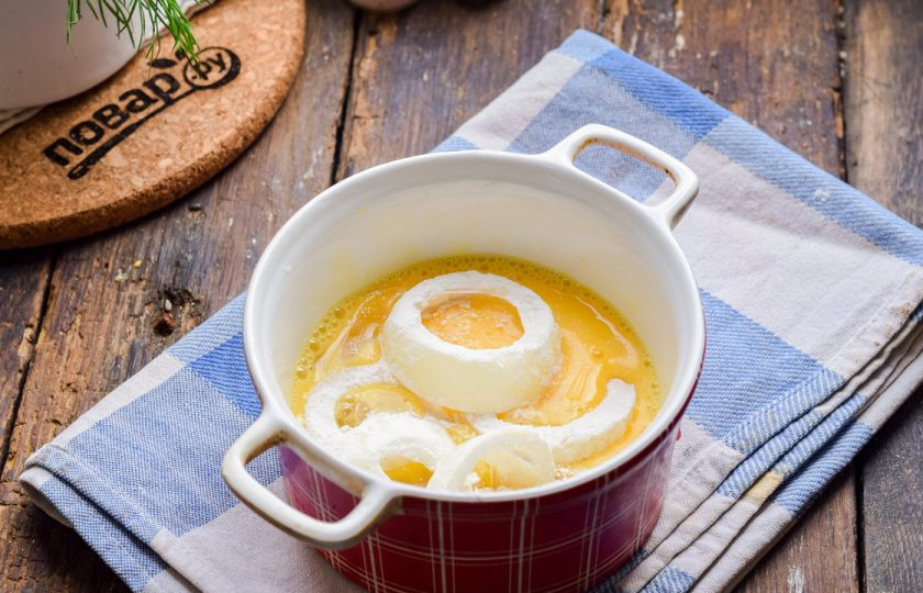 1. Этап. Луковые кольца в кляре: После окуните кольца лука в миску с взбитыми куриными яйцами. Повторите процедуру еще раз, окуните кольцо в муку, яйцо и муку.