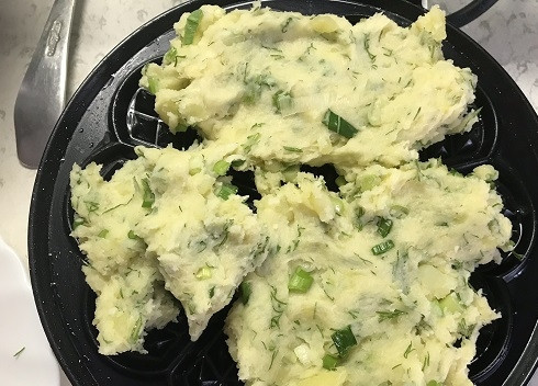 1. Этап. Постные картофельные вафли: 6. Разогреваем вафельницу, смазываем ее маслом. Выкладываем картофельную массу и закрываем крышку вафельницы.