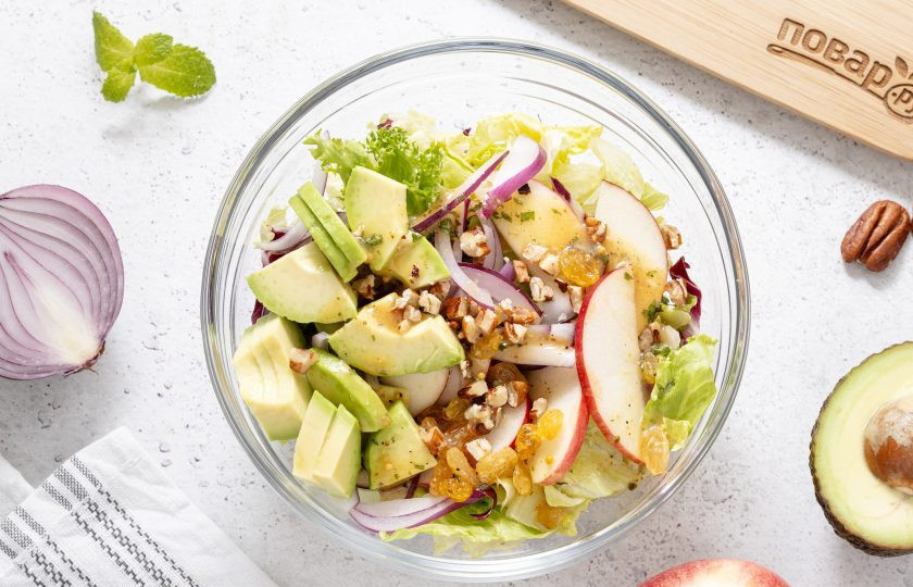 1. Этап. Салат с авокадо и яблоком: Переложите подготовленные ингредиенты в миску с салатным миксом.