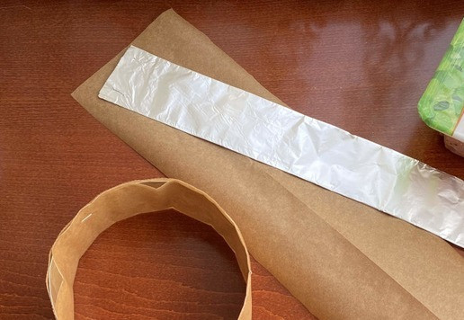 1. Этап. Салат Цезарь с индейкой: Пока запекается мясо, подготовим кольца. Для этого сделаем заготовки из фольги (сложенной в несколько слоев) и бумаги для выпечки. Диаметр моих колец -12 см, высота 6 см.