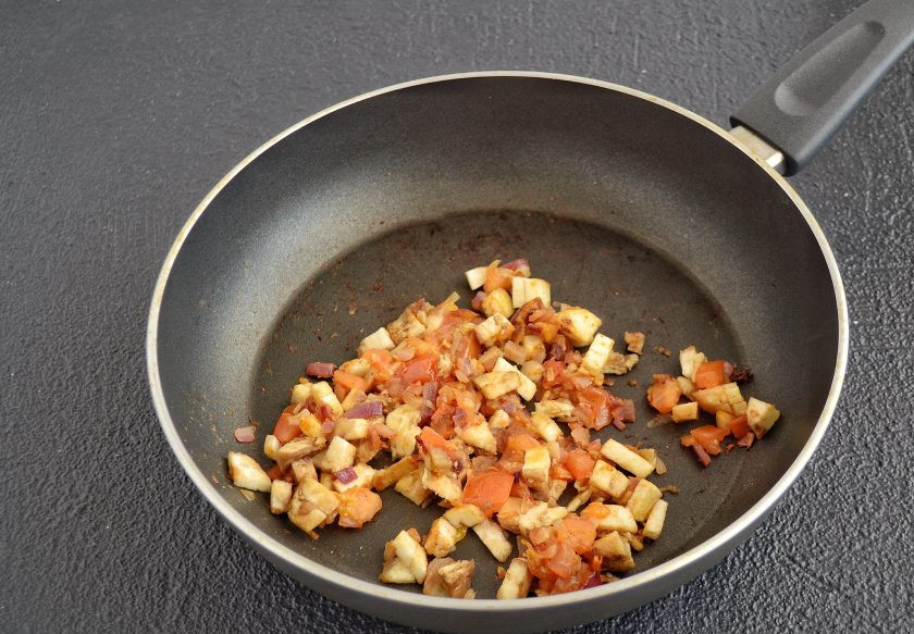 1. Этап. Чечевица с баклажанами: Обжарьте на сковороде измельчённый чеснок и лук до мягкости. Затем добавьте порезанный кубиками помидор и сердцевину баклажана. Добавьте карри, перец и соль, готовьте все вместе 10-15 минут.