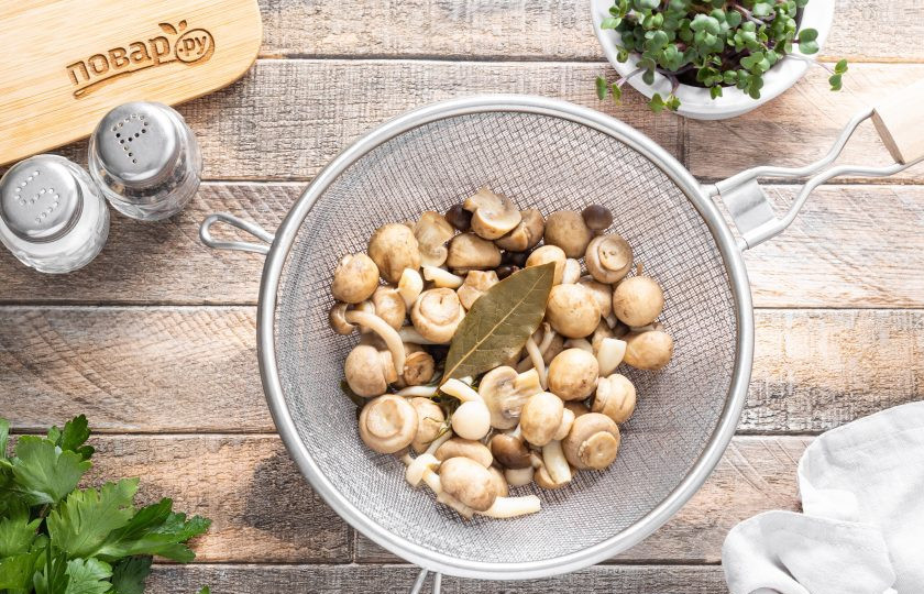 1. Этап. Грибной суп в банках на зиму: Откиньте грибы на сито.