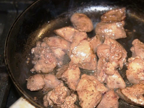 1. Этап. Простой суп на мясном бульоне: Обжарьте на сильном огне печень до готовности и добавьте в суп. Посолите и поперчите по вкусу. Суп готов. Как вариант – овощи можно превратить в пюре, и у вас получится отменный суп-пюре с кусочками печени. На стол подавайте со свежей зеленью.