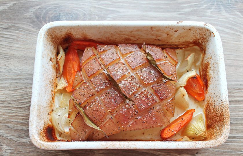 1. Этап. Свинина по-датски: Включите духовку на 200 градусов с верхним грилем и выпекайте в течение 15-20 минут до хрустящей корочки. Достаньте и дайте мясу отдохнуть в течение 10-15 минут.