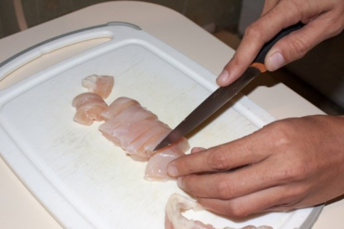 1. Этап. Куриная грудка в омлете: Нарежьте куриное филе.