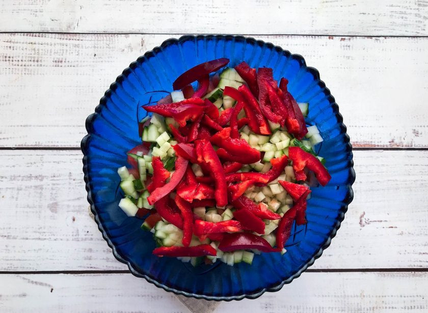 1. Этап. Испанский салат из фасоли: Перец хорошо помойте, обсушите бумажным полотенцем, удалите середину, нарежьте и добавьте к остальным ингредиентам.