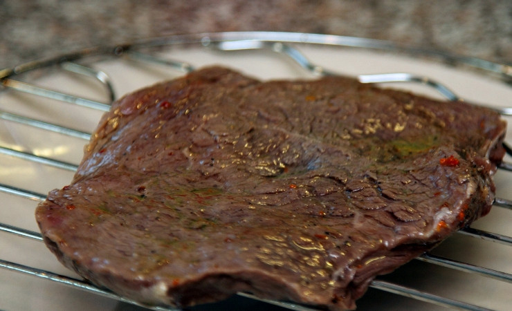 1. Этап. Маринованная говядина: По прошествии времени каждый кусочек мяса следует выложить на решетку, чтобы с него стекла лишняя жидкость.