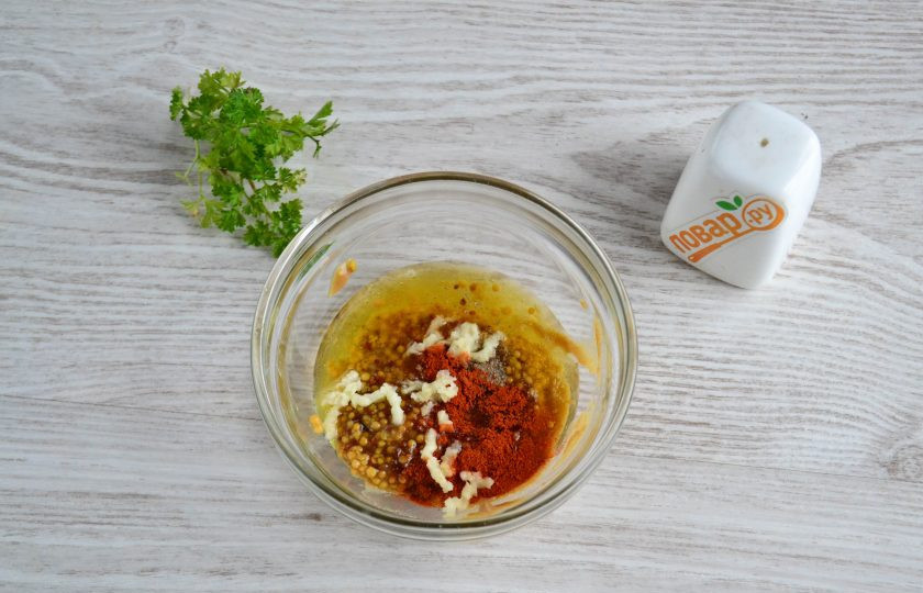 1. Этап. Медово-горчичная заправка для салата: Смешайте жидкий мед, два вида горчицы, паприку, перец, уксус, оливковое или подсолнечное масло, выдавите зубчик чеснока.