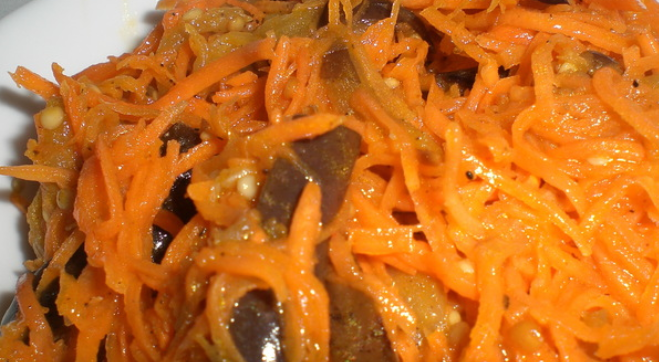 1. Этап. Синенькие с морковкой по-корейски: Кипятим 5 ст.л. растительного масла. Добавляем его в салат, тщательно перемешиваем. Перчим по вкусу. Ставим в холодильник на несколько часов.