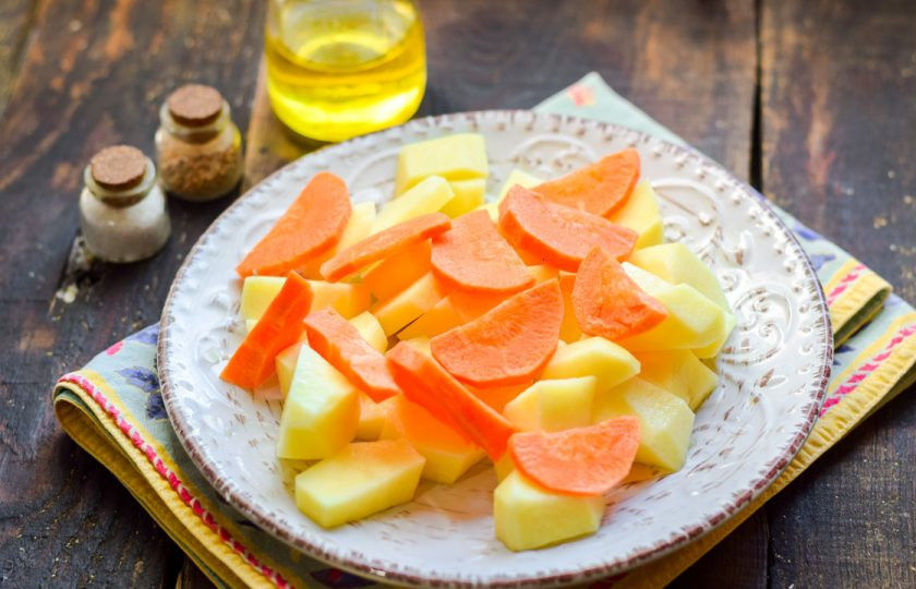 1. Этап. Селедка с картошкой в духовке: Морковь очистите и нарежьте крупными брусками.