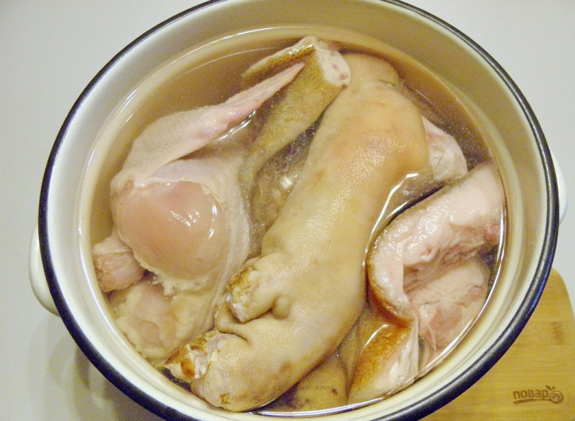 1. Этап. Холодец классический: Залейте чистой холодной водой и доведите до кипения. Мясо надо покрыть на 2 пальца. Накройте крышкой не слишком плотно кастрюлю и варите при очень слабом огне 6 часов. Периодически заглядывайте в кастрюлю. Если образовалась пенка, снимайте ее.