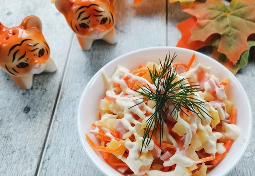 1. Этап. Салат Краски осени: Добавить морковь по-корейски, специи (если нужно) и майонез. Перемешать. Готово!