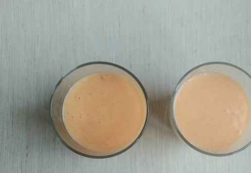 1. Этап. Нежный рисовый десерт с хурмой: Разложите по стаканам вторым слоем.