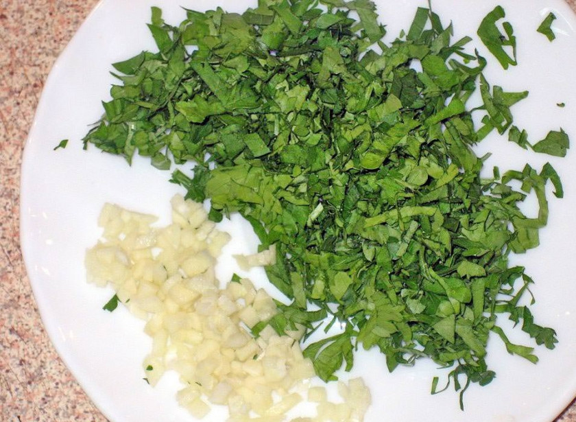 1. Этап. Ризотто классическое: Измельчаем чеснок и петрушку.