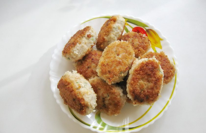 1. Этап. Котлеты из свинины с сыром и укропом: Обжарьте котлеты с обеих сторон до золотистой хрустящей корочки.