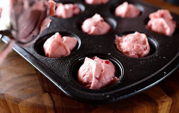 1. Этап. Клубничные мини-маффины: 6. Поместите тесто в форму для выпекания и испеките маффины в течение 15 минут при температуре 180 градусов.