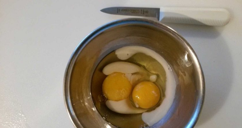 1. Этап. Щучье филе в кляре: Яйца взбейте с молоком до пышности.