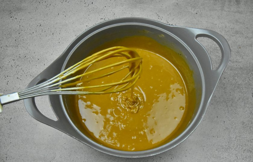 1. Этап. Торт Медок: Готовое тесто получается жидким, тягучим, однородным, красивого золотистого цвета. По консистенции похоже на оладьевое.