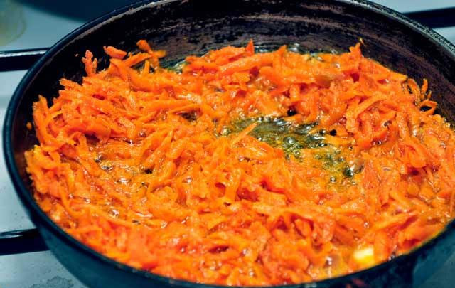 1. Этап. Сабджи с адыгейским сыром: Затем к карри добавим натертую на крупной терке морковь.