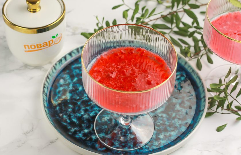 1. Этап. Коктейль с шампанским: Выложите по 2-3 ст.л. пюре в каждый бокал. Можно добавить пару кубиков льда.