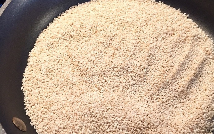 1. Этап. Соус Восточный тахини: 1. Разогрейте сковороду и высыпьте семена кунжута, обжаривайте их регулярно помешивая около 5 минут.